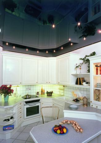 Csakúgy, mint a gipszkarton esetében, a konyha feszített mennyezetei is sokkal lenyűgözőbbek a jól felszerelt világítással.