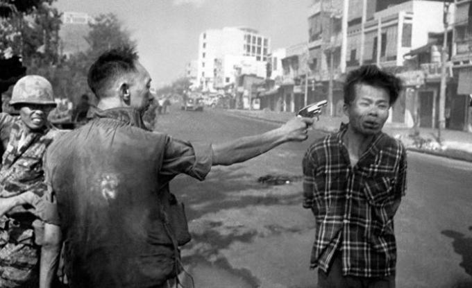 Vietnami tiszt hajtások voenoplennogo.