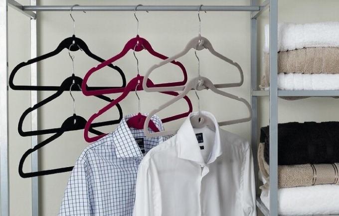 A többszintű fogas lehet lógni ingek, kabátok, ruhák. / Fotó: kvartblog.ru