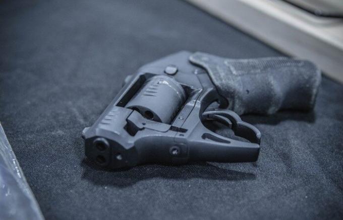 „Tiltott” revolver S333 Thunderstruck, ami az USA-ban volt egy pisztoly törvény.