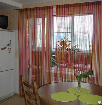 Ablak dekoráció erkéllyel a konyhában pamut függönyökkel