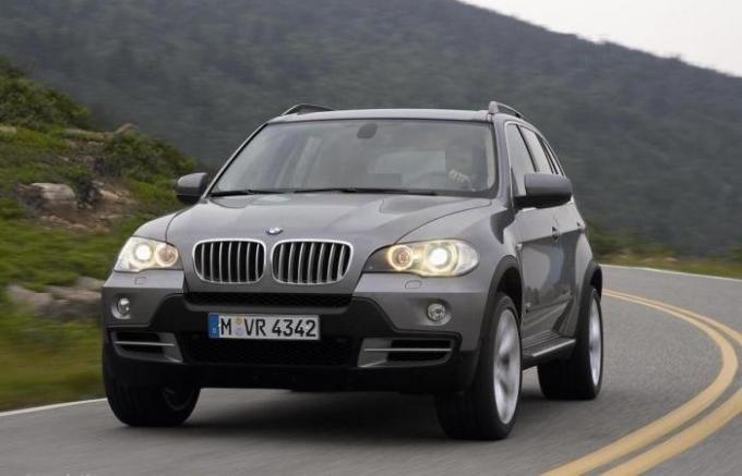  Népszerű német crossover BMW X5 E70 a szervezetben. | Fotó: www.autoevolution.com.