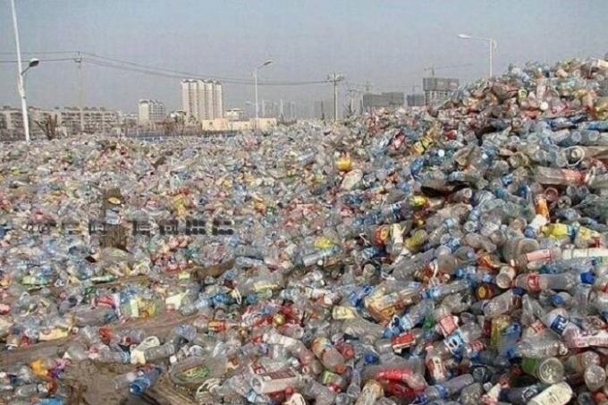 Műanyag palackok, amely betöltötte az egész bolygó vált ideális építőanyag. | Fotó: teetoteler.com.