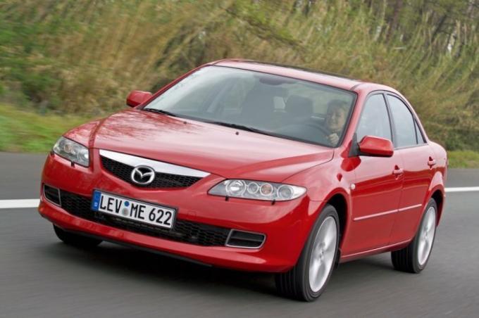 Közepes méretű szedán Mazda 6 az első generáció. | Fotó: auto-data.net.