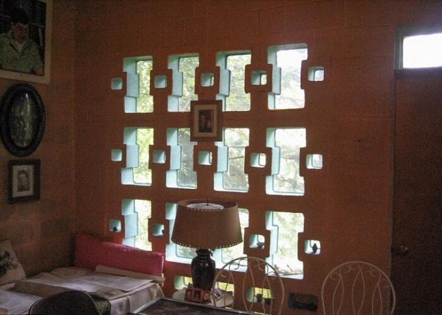 Eredeti világítás egy szokatlan ablakokkal.