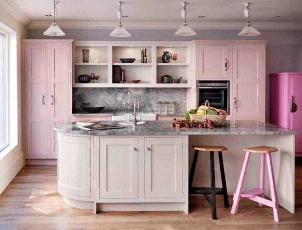 Duó rózsaszín konyhai egység és gyöngyház fali dekoráció