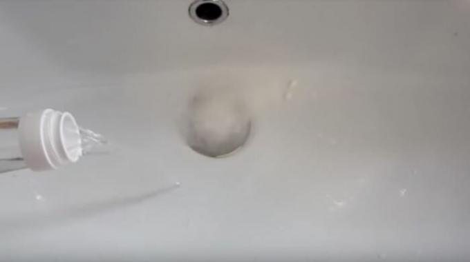 Hogyan lehet gyorsan megtisztítani a mosogató, amikor a víz megszűnt megy a lefolyóba