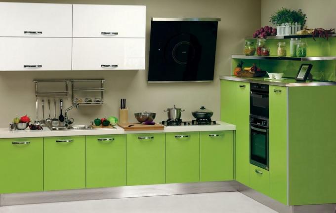 A világos színű készlet nagy és kicsi konyhákhoz egyaránt alkalmas