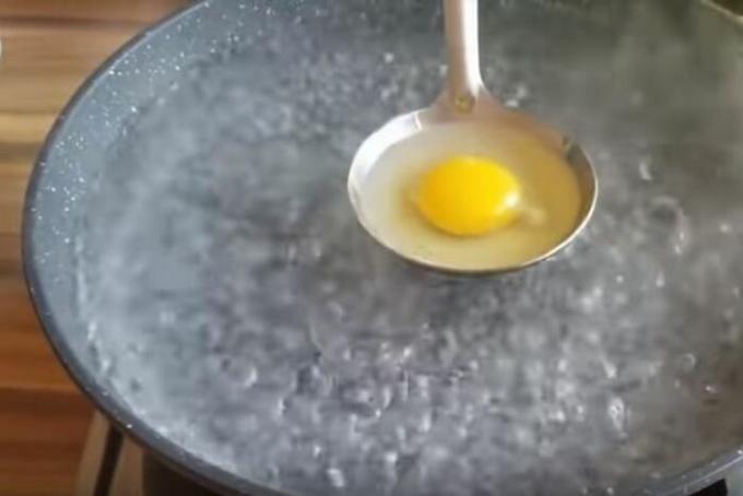 Öntsük a tojást. / Fotó: youtube.com. 