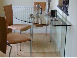 Az átlátszó asztal remek megoldás egy modern konyhához