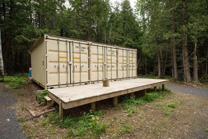 Kanadai mesterember épített önálló ház tartályba.