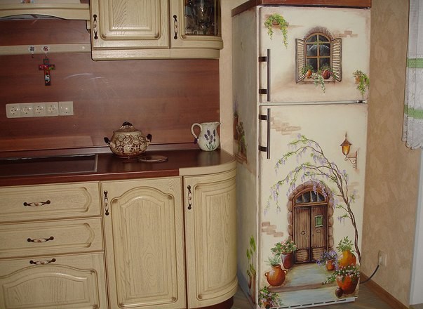 A hűtőszekrény festménye a szoba fő díszítésévé válik.