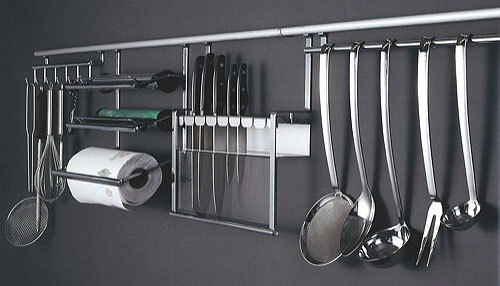 Bármilyen konyhai eszköz elhelyezhető a sínen.