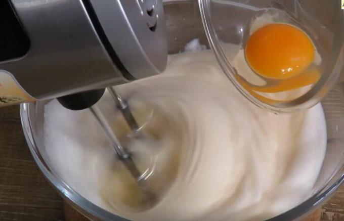 Alatt felvert fehérjét hab fokozatosan hozzáadjuk a tojások sárgáját.
