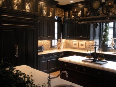 A fekete bútorok eleganciát és szilárdságot kölcsönöznek a konyha belsejének