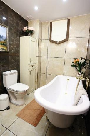 Fürdőszoba a tájház Roses Syabitova.
