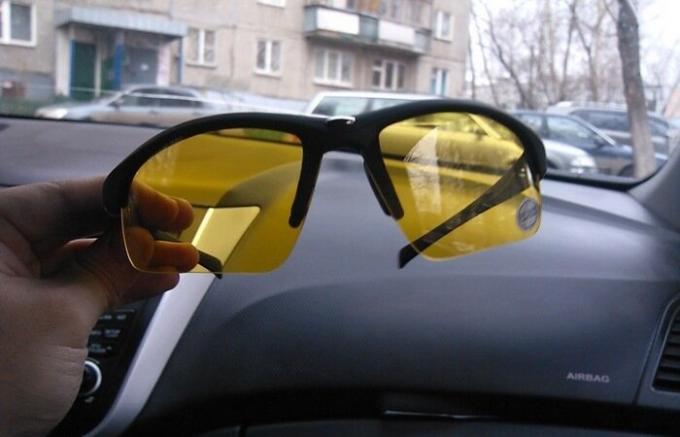Sárga szemüveg éjszakai vezetéshez: valódi segítséget vagy promóciós Dummy