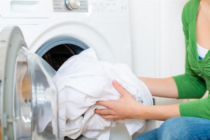 Hogyan készítsünk egy biztonságos fehérítő mosodai és ruházat