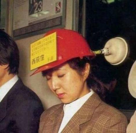 Japán gyakran olyan fáradt, hogy elalszom, még állva tömegközlekedés. / Fotó: humourdemecs.com