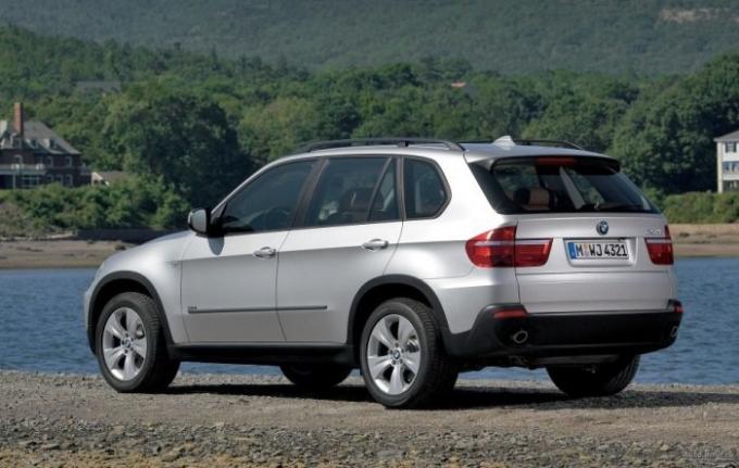 Közepes méretű luxus crossover BMW X5 második generációja. | Fotó: autodmir.ru.