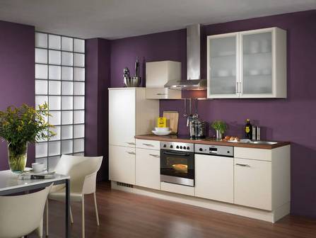 Modern konyha, fehér fülhallgatóval, a háttérben a lila falak