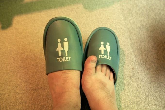A japánok nagyon éber ahhoz, hogy még a WC vannak speciális cipő. / Fotó: travellingjoel.files.wordpress.com