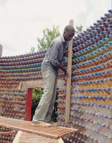 Ház a műanyag palackok fiatalember úgy döntött, hogy nem kör alakú. | Fotó: ezermester.hu.