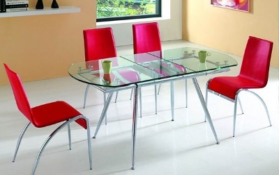 Az asztalt a székek hangsúlyozzák, ráadásul az anyagok kombinációja létezik