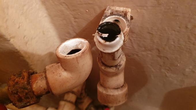 Három vízvezeték-szerelők hibája miatt, amely a törött cső