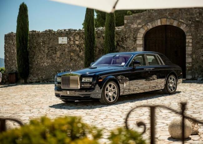 A jó öreg Rolls-Royce Phantom is minden jó. 