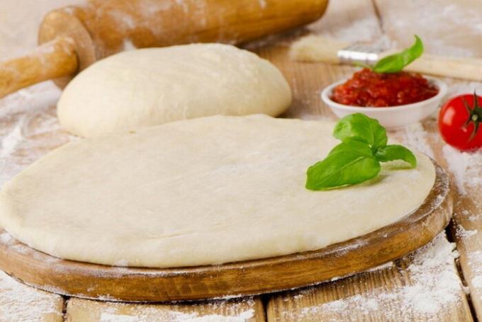 Vizet adhatunk a tésztához, ha így kenyér vagy pizza.