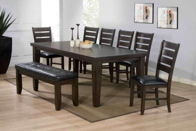 A konyhának fából készült asztaloknak és székeknek általános textúrával kell rendelkezniük, hogy ne sértsék a stiláris elképzelést