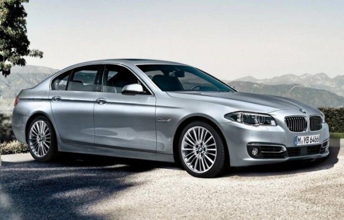 Ezüst üzleti osztályú szedán BMW 535i 2014-ben. | Fotó: cheatsheet.com.