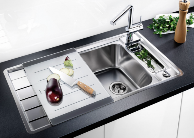 A rozsdamentes acélból készült konyhai mosogató mosogatóval is felszerelhető. Ez a kiegészítő a közelmúltban nagyon népszerűvé vált funkcionalitása miatt. A mosogató barázdált oldalára van felszerelve.