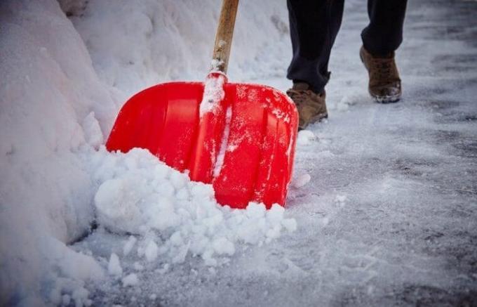 Egy egyszerű módja annak, hogy olvad a jég és a hó meg a pálya, hogy törölje a ház vagy garázs