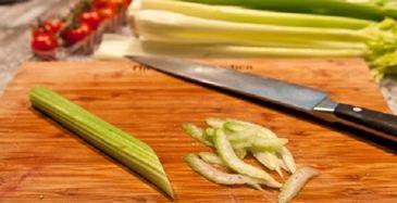 A zeller sós adalék lehet a pácolt salátához