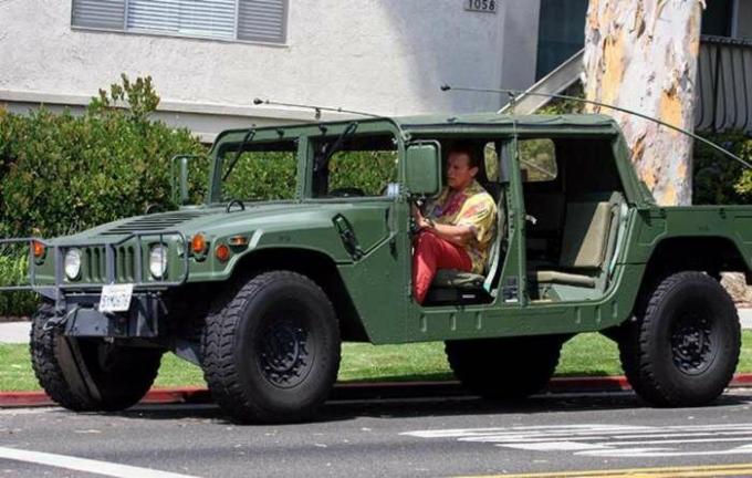 Arnold szereti a katonai autók. / Fotó: kinotime.org. 