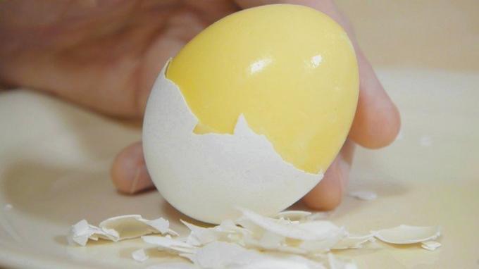 Hogyan készítsünk „arany tojás” vagy rántotta héjas