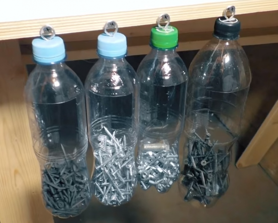 A műanyag palack kényelmesen tárolható a fém kis dolgok
