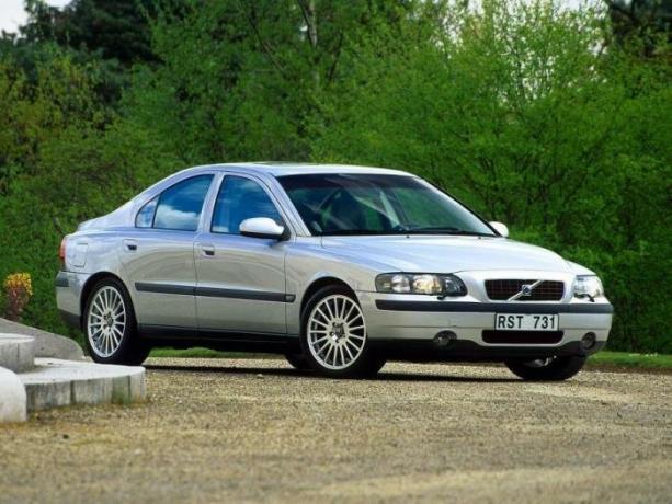 Még a régi Volvo S60 vezető biztonságát. | Fotó: auto.vercity.ru.