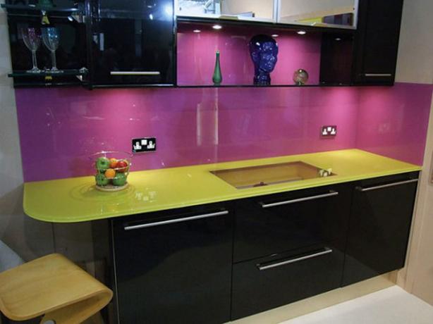 A fekete és lila konyha nagyon stílusos megjelenésű, de néhány belső térben agresszívnak tűnhet.