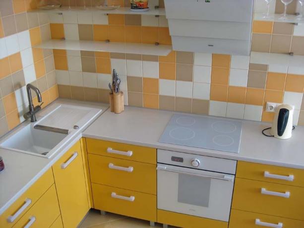 Kerülje a szabálytalan formákat és az igényes színeket, a sima házi konyhát egyszerű formában készítjük el.