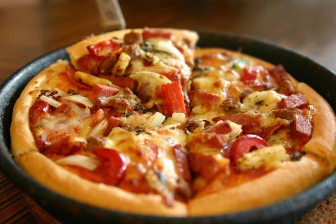 Pizza a serpenyőben 10 percig. Egy egyszerű recept a hosszú tönkretétele nélkül a vizsgált