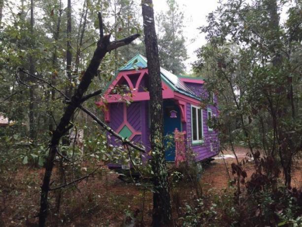 Bright ház az erdőben.