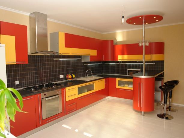 piros konyha a belső térben