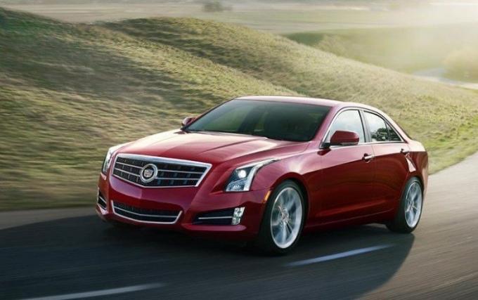 Luxus amerikai szedán Cadillac ATS 2014-ben. | Fotó: cheatsheet.com.