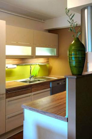 A kis konyhai konyha belső kialakítása egyáltalán nem zárja ki a további elemek használatát a kényelem megteremtése érdekében