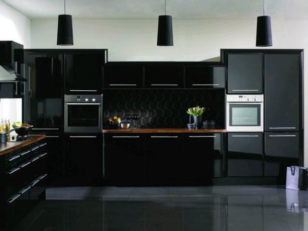 Fekete konyha (51 fotó): Barkács videó utasítások, fényes konyhai szettek jellemzői arany színnel, ezüsttel, ár, fotó