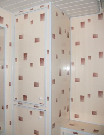 PVC panelek alkalmazása falak és szekrények burkolásához a konyhában
