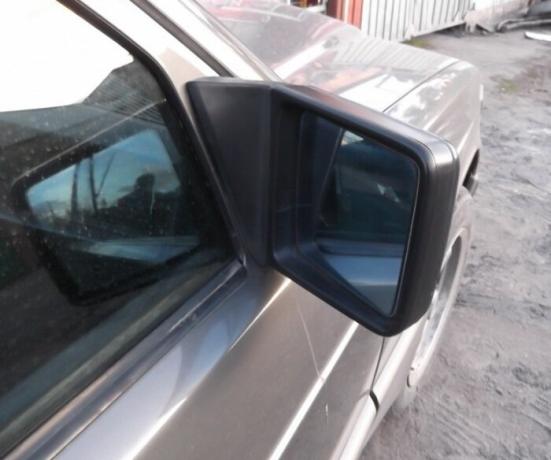 Rövid „csonk” a jobb tükör a Mercedes-Benz E-osztály. | Fotó: drive2.ru.